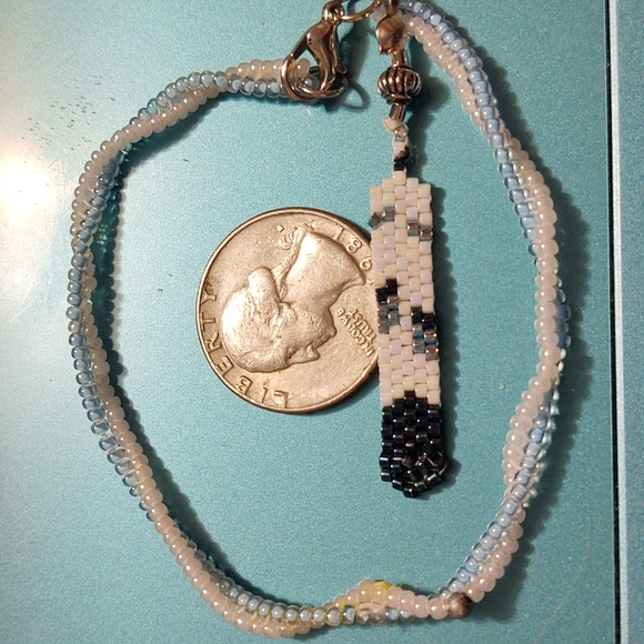 One of a kind. New. Beaded feather bracelet and earrings set - Picture 4 of 6